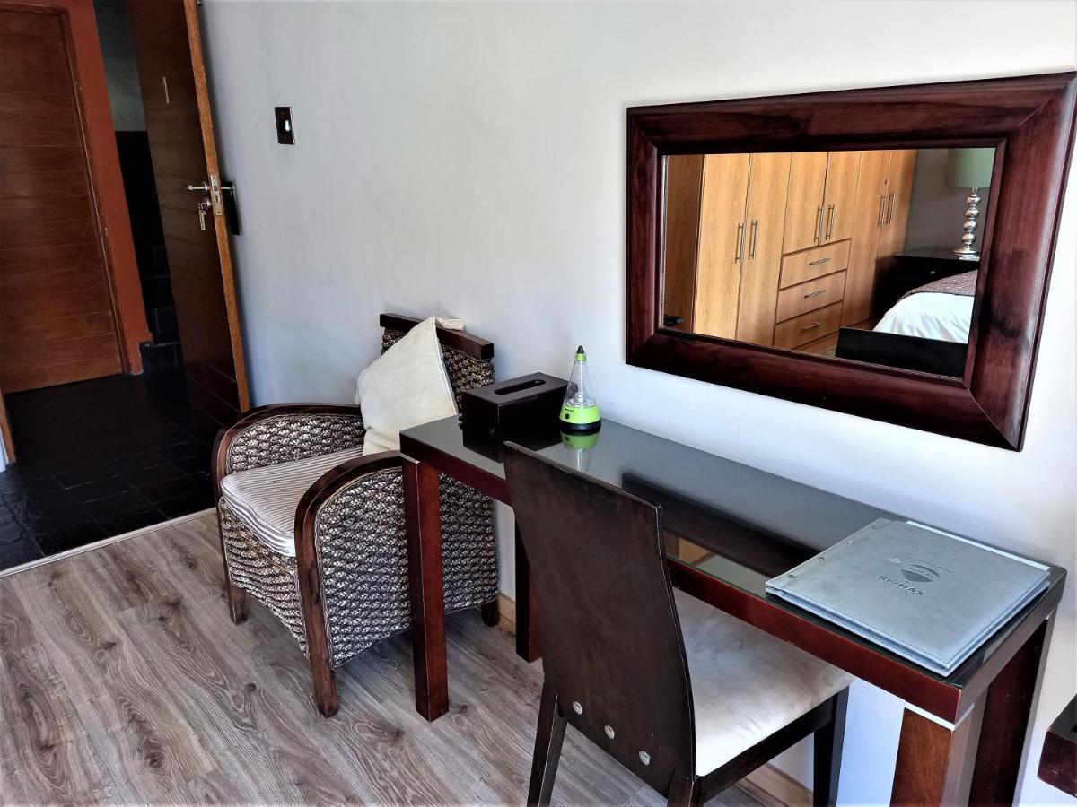 Mandalay Beach Guest House Bloubergstrand Exterior photo